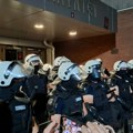 UŽIVO Građani i studenti ispred Filozofskog u NS, podrška stigla i iz drugih gradova: Policija poručila „ako bude mirno, niko…