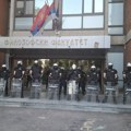 Građani i studenti se okupljaju ispred Filozofskog, policija blokirala ulaz