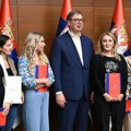 Vučić uručio ugovore o radu zdravstvenim radnicima iz dijaspore koji se vraćaju u Srbiju