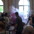 Konstituisanje vlasti u Zaječaru uz fizički sukob odbornika opozicije i obezbeđenja, dimnu bombu i biber sprej...