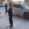 Voditelj granda prvi stigao na proslavu kod Viki i tašketa Pevačica presrećna kada ga je ugledala, pogledajte njenu reakciju…