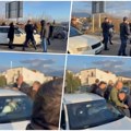 Čekićem izlupao automobil demonstrantu, meštani skočili na vozilo: Haos na današnjoj blokadi u Podgorici, policija hitno…