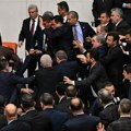 Žestoka tuča među poslanicima turskog parlamenta tokom polaganja zakletve dva nova ministra (video)