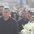Udovicu pridržavaju, jedva stoji na nogama Scene sa sahrane Dragana Lazića slamaju srce: Ivana neutešna ide u povorci (video)…