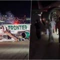 "Toranj, stajemo, udarili smo nekoga! Vidim delove tela po pisti" Identifikovan čovek koji je skočio u motor aviona u Denveru…
