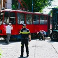 U tramvajskoj nesreći na Doćolu povređena i deca: U vozilu bilo mnogo putnika, panično su lomili prozore i iskakali posle…
