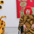 Preminula je Yayoi Kusama ali njena umetnost nastavlja u beskonačnost