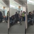 "Sve što znam jeste da ćeš biti mrtav!" Putnik rasistički izvređao čoveka na aerodromu, pa popio teške batine: Snimak…