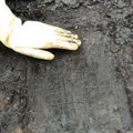 Ruski arheolozi otkrili kuhinjski „lopatu“ za hleb, sa izrezbarenom društvenom igrom