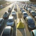 Stanje na putevima: Putnička vozila na Gradini čekaju četiri sata, teretnjaci na Horgošu i Šidu sat i po