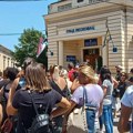 Radnici „Džinsija“ ispred kabineta gradonačelnika Cvetanoviću pevali „Izađi, mala“, on razgovara sa njima bez…