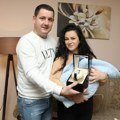 Prvorođenoj bebi na KiM u 2024. uručen sat koji joj je poklonio Vučić