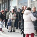 "Odlazak u rašku nije rešenje": Majke sa decom čekaju u redovima ispred banke u Severnoj Mitrovici: Nema dinara za isplatu…