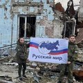 Provokacija! Pozirali u razorenom gradu sa kartom "ruskog sveta": U sastavu "Velike Rusije" nalazi se i Balkan (foto)