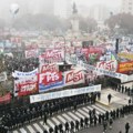 Hiljade ljudi izašlo na ulice glavnog grada: Vladine reforme izazvale bes građana - Postavljene metalne barikade, ulice…