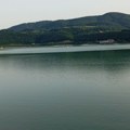 Tragedija na Zlatarskom jezeru Muškarac se prevrnuo sa gumenog čamca u vodu i nestao bez traga
