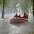 Urušio se most usled poplava u Kini, poginulo 11 ljudi: Spasioci izvukli pet vozila iz reke