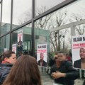 VIDEO: Rektorat zakatančen i ostavljen zahtev zaposlenih i studenata da rektor Madić podnese ostavku