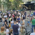 Studenti u blokadi ispred policije na Novom Beogradu: Zahtevaju oslobađanje osumjičenih za napad na Pavlovića