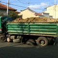 Kamion propao kroz asfalt u beogradskoj ulici Gospodara Vučića