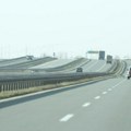 Na auto-putu E 70, petlja Sremska Mitrovica – petlja Ruma Vozi se preticajnom trkom, izvlači se prevrnuto teretno vozilo