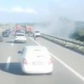 Dramatična scena kod skretanja za Ostružnicu: Vatra izbila u automobilu, vatrogasci na mestu incidenta (video)