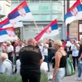 Napeto u Čačku: Veliki broj policajaca čuva prilaz prostorijama SNS VIDEO
