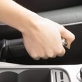 Da li prilikom parkiranja uvek povlačite ručnu kočnicu? Stručnjaci otkrivaju šta je ispravno
