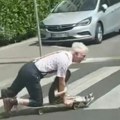 Snimak deke i unuka sa Novog Beograda je nešto najlepše što ćete videti danas: Njihova luda vožnja skejtom će vas oduševiti…