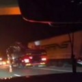 (Video) Kamion sleteo sa puta: Saobraćaj na deonici ka Beogradu usporen, izvlačenje u toku