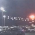 Ukrajinci dronovima zasuli više ruskih regiona: Gorele zgrade i rafinerija nafte, uništeni automobili (video)