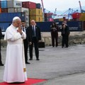 Папа прво путовање у иностранство завршио тихом молитвом за жртве експлозије луке у Бејруту