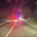 Sudar dva automobila kod “Jezera” u Topoli, od siline udara vozila sletela sa puta