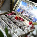 Redovi ispred Hrama Svetog Save se danima ne smanjuju: Građani čekaju da celivaju časni Pojas Presvete Bogorodice