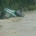 Potop u Kragujevcu! Nebo se otvorilo nad gradom, ulica pod vodom: Pešaci ne mogu da se kreću!