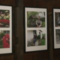 U Vlakči otvorena izložba „Najlepša dvorišta Vlakče“ sa 40 fotografija
