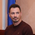 Identifikovan napadač koji je razbio telefon reditelju Stevanu Filipoviću: Policija traga za još dvojicom aktera incidenta…