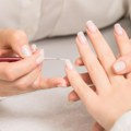 Završila u zatvoru zbog veštačkih noktiju! Maja (25) osuđena zbog nesvakidašnjeg haosa: Sudija nije imao milosti!