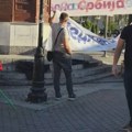 Incidenti ispred štandova SNS-a u Novom Sadu, građani prijavljuju dim od pirotehnike