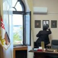 VIDEO: Građani iz kabineta gradonačelnika Kragujevca izneli Vučićevu fotografiju
