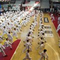 Praznik borilačkih veština u Čačku: Na karate kamp stiglo 300 mališana spremnih da savladaju tehnike ovog plemenitog…
