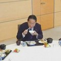 Premijer Japana jeo ribu iz Fukušime gde se ispušta prečišćena radioaktivna voda