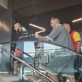 Cela Srbija navija za zlato: Poznati reperi na aerodromu gledaju finale utakmice preko telefona (video)