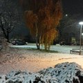 Zabeleo se i bor: Prvi sneg prekrio ulice, zimska idila obradovala građane, posebno decu (foto/video)
