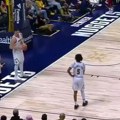 Jokić stajao 5 sekundi, svi se pitali zašto! Ovo baš niko ne radi u NBA, a genijalno je! (video)