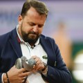 ФОТО: Судија током меча на Ролан Гаросу спасио голуба који је пао на терен