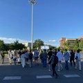 Protest ispred opštine Novi Beograd: Predstavnici dela opozicije blokirali kružni tok, traže uvid u birački spisak