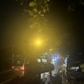 Bizarna igra tinejdžera: Dok oluja pravi haos u Beogradu, dečaci iskaču iz autobusa pravo u bujicu na Autokomandi (video)