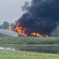 Voz sa opasnim materijama iskočio iz šina: Buknuo veliki požar, izdato hitno upozorenje (video)