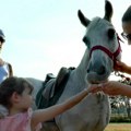 Lep dan na Hipodromu u Kragujevcu : Autisti se družili sa konjima